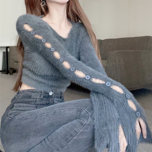 袖のボタンと肌見せデザインが魅力のふわもこニットトップス(グレー)