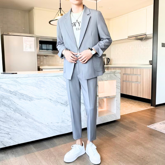 グレーのセットアップを白スニーカーでカジュアルダウン