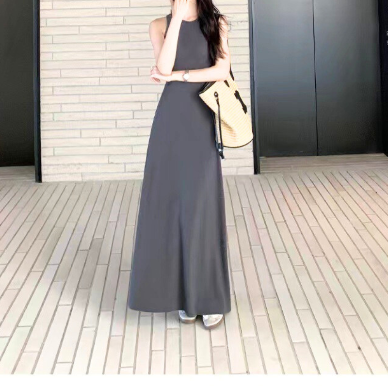 ホテルロビーで映えるグレーワンピは大人の色気を演出