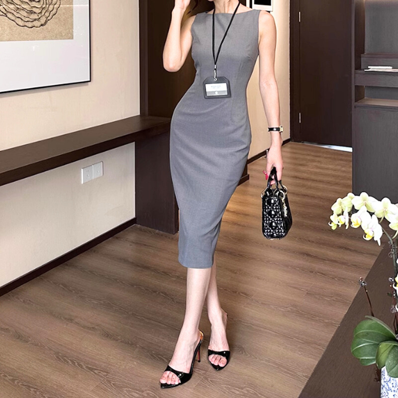 きちんと感と色っぽさを兼ね備えたグレーワンピース姿の女性