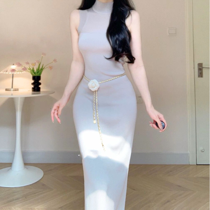 デコルテの透け感が魅力的なグレーニットワンピース(斜め横)