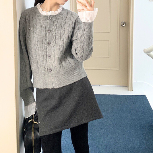 フリル袖が可愛いグレーのニットカーディガンで30代女性の秋冬デートにぴったり