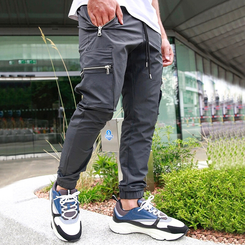 グレーカーゴパンツを着用したストリートコーデ斜めカット