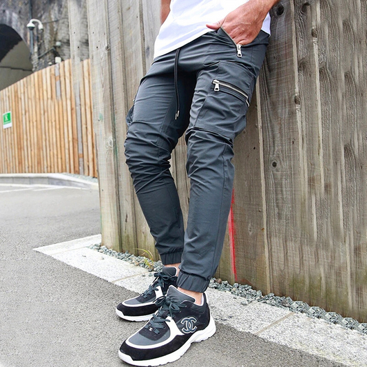 グレーのジョガーパンツで爽やかな立ち姿