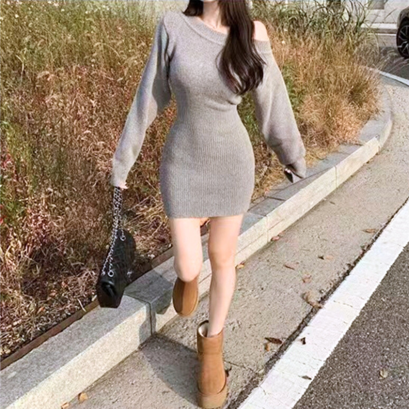 自然光の中で映えるグレーニットワンピ。スタイルアップ効果抜群。