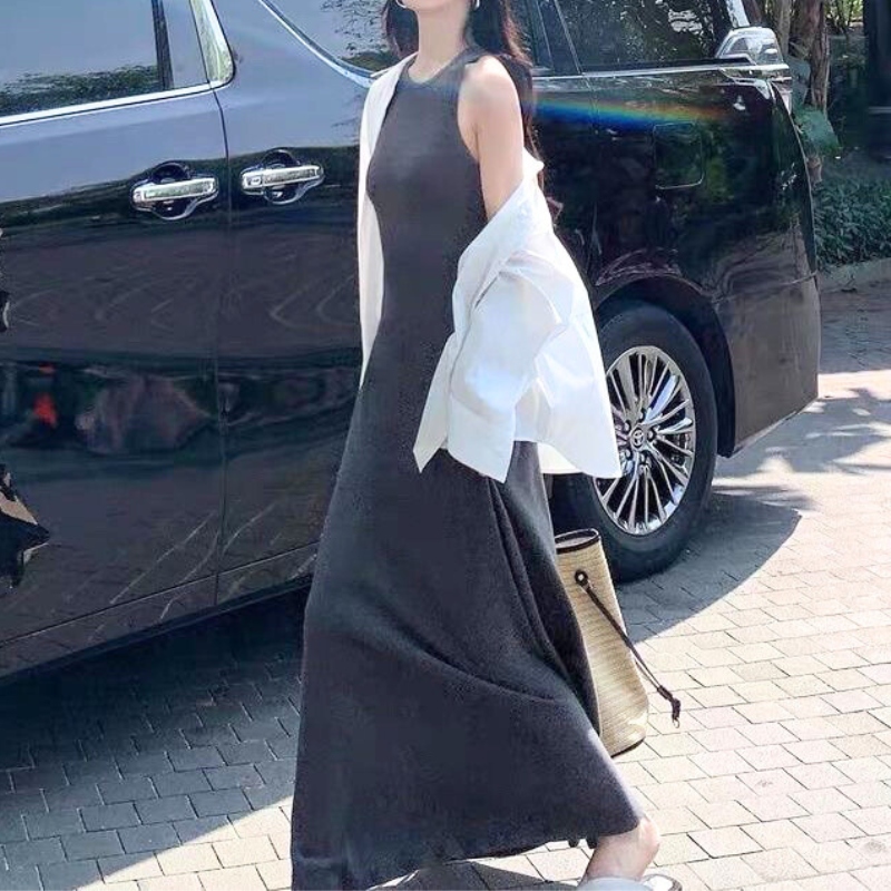 車の前で風になびくロング丈ワンピースが印象的なデート服コーデ