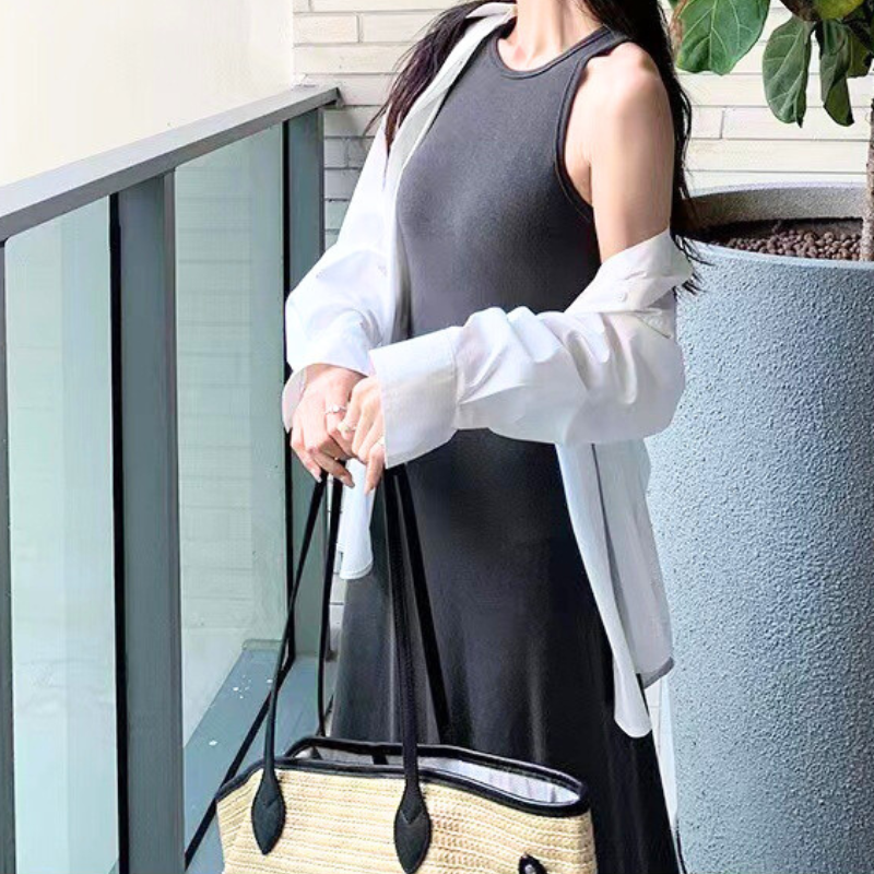 白シャツを羽織ったグレーワンピコーデで涼しげな大人の抜け感