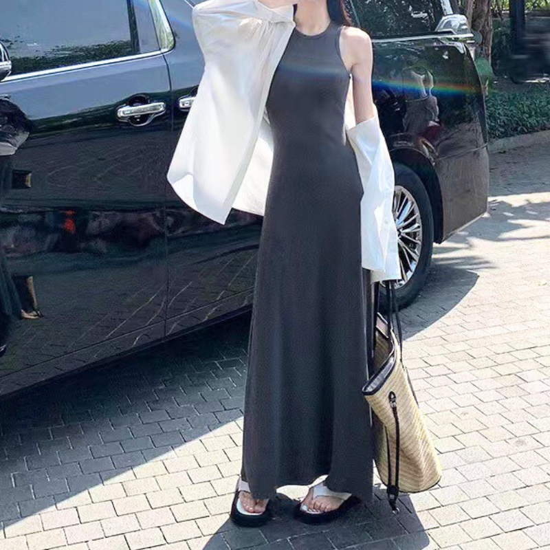 30代女性に人気のグレーリブワンピースを夏の街中で着こなすスタイル