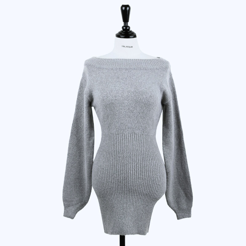 マネキン着用のグレーニットワンピ。全体の形がわかりやすい1枚。