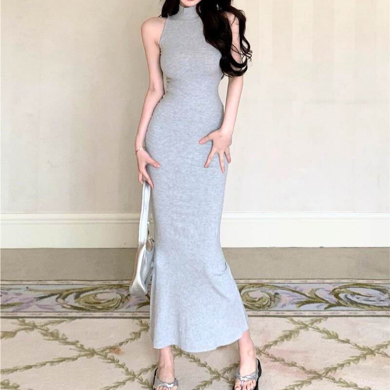 グレーのリブマーメイドワンピースを着た女性の全身コーデ