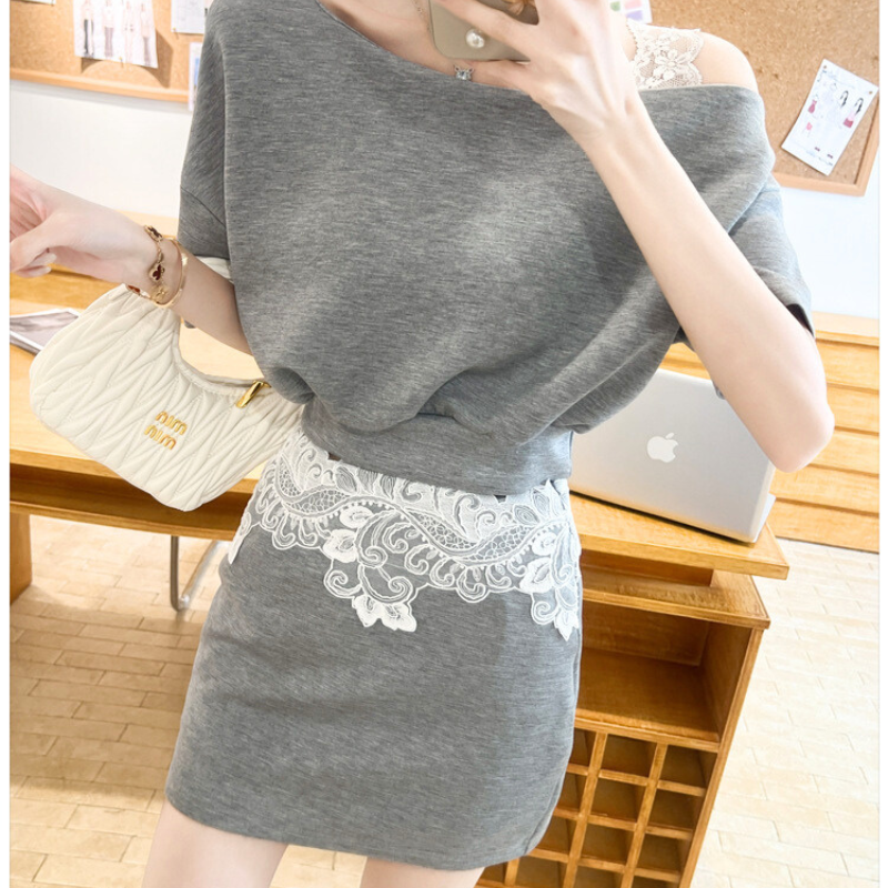 グレーコーデを鏡越しに自撮りしている女性