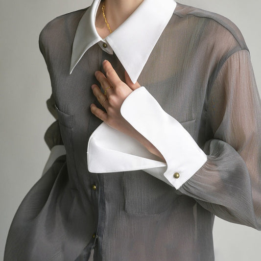 大襟&白袖口ゴールドボタン キャミ付グレーシアーシャツブラウス正面。上品な透け感で男ウケ◎