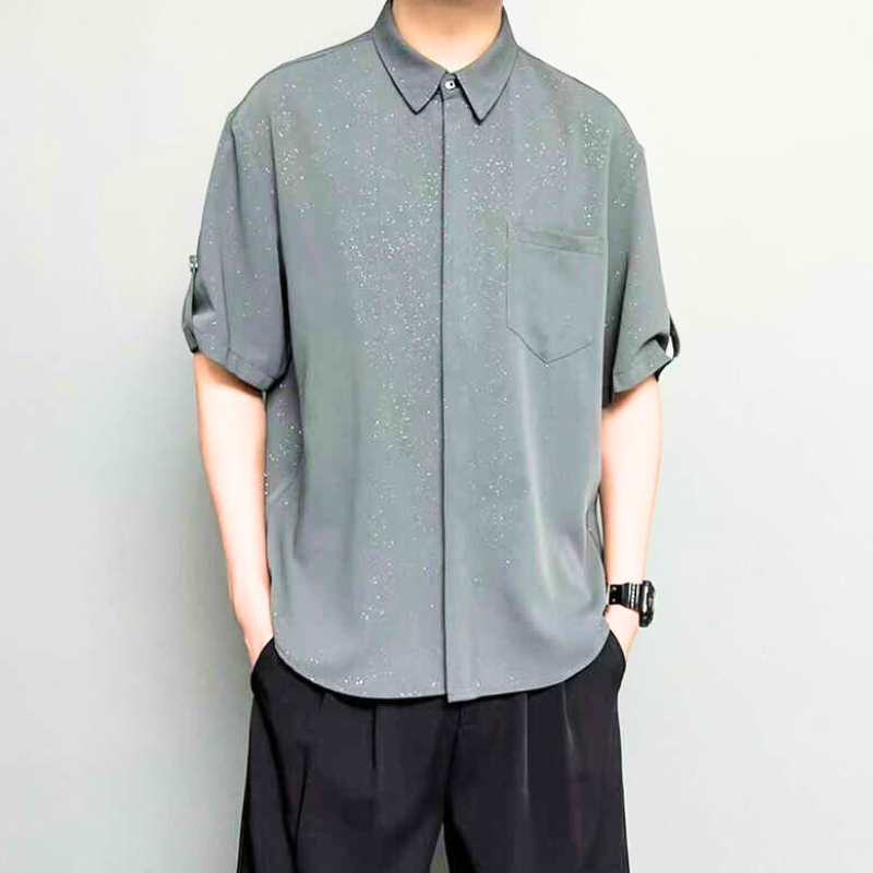 グレーのラメシャツのバストアップ写真