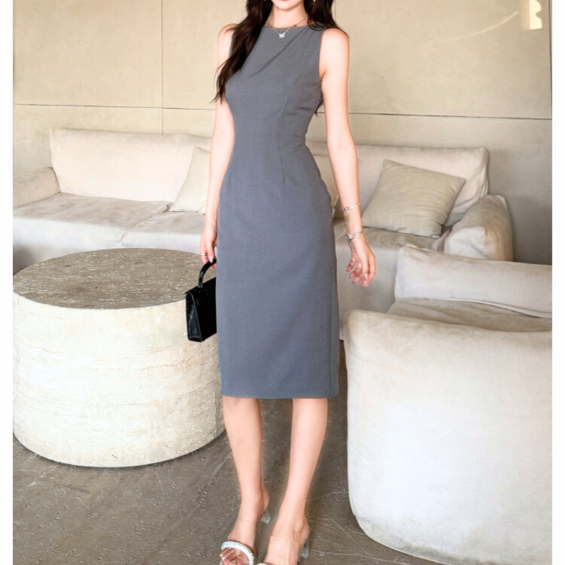 夏のモテ服として映えるシンプル美ワンピースを着た女性