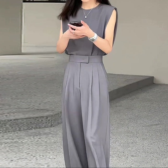スタイリッシュなセットアップを着こなす女性のアップ写真(グレー)