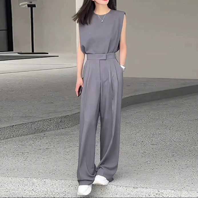 ノースリーブトップスとワイドパンツのセットアップを着た女性(グレー)