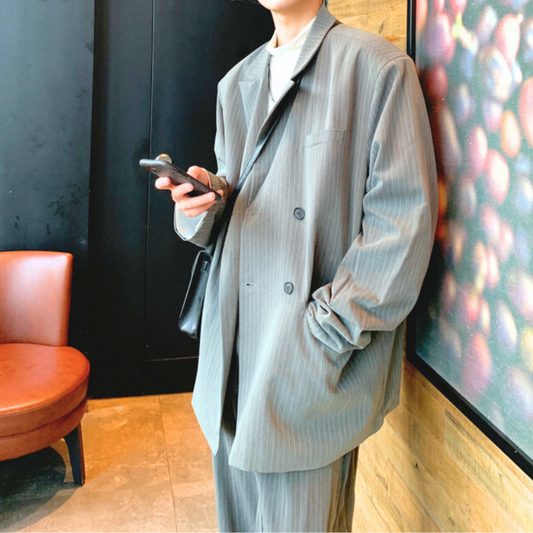 グレージャケット着用の横向き立ち姿