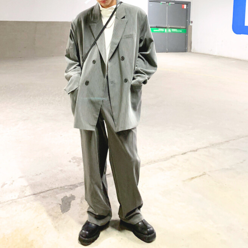グレースーツ正面ポーズ