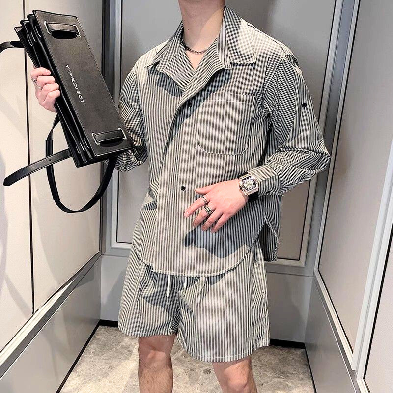 ハンドバッグを持つ男性のスタイリング(シャツセットアップ)