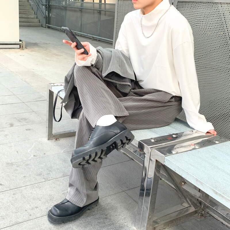 白カットソー×グレー系ストライプパンツコーデ(座り)
