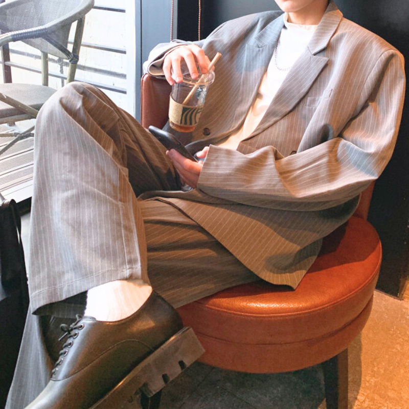 グレー系ストライプセットアップ着用、カフェシーン