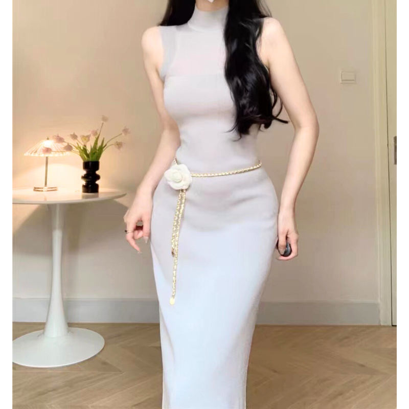 上品で女性らしいタイトシルエットのグレーワンピース(寄り・正面)