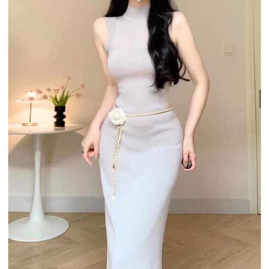 上品で女性らしいタイトシルエットのグレーワンピース(寄り・正面)