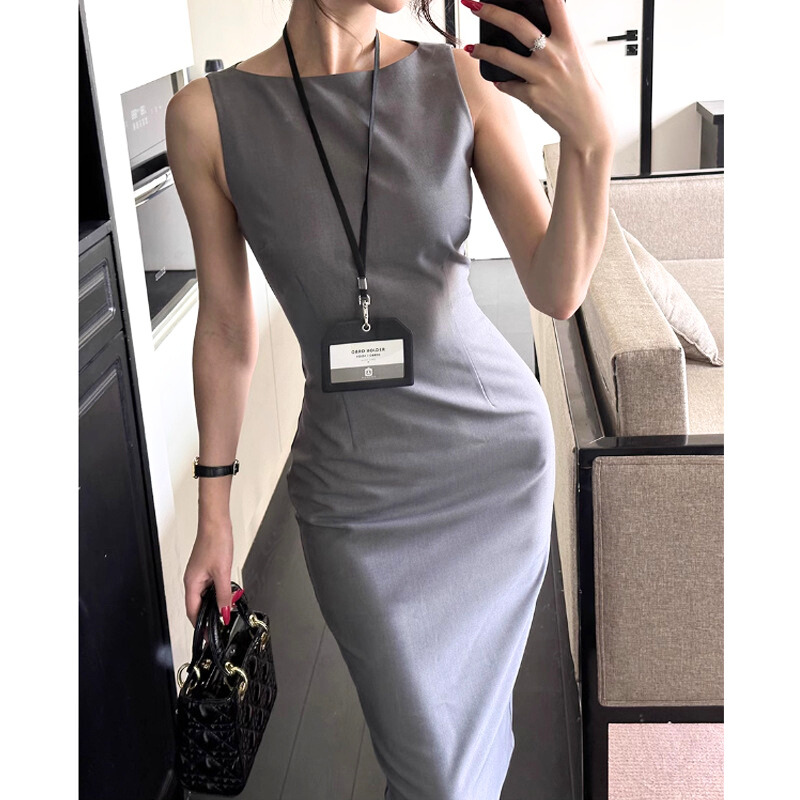 ノースリーブデザインで清涼感あるタイトワンピースの前面アップ