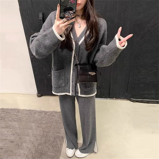 Vネックが色っぽいグレーのセットアップ|シンプルで大人フェミニン