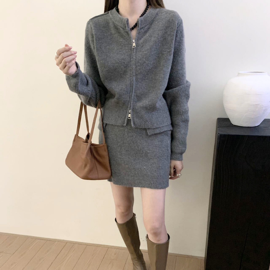 グレーのジップアップニットセットアップ全身コーデ