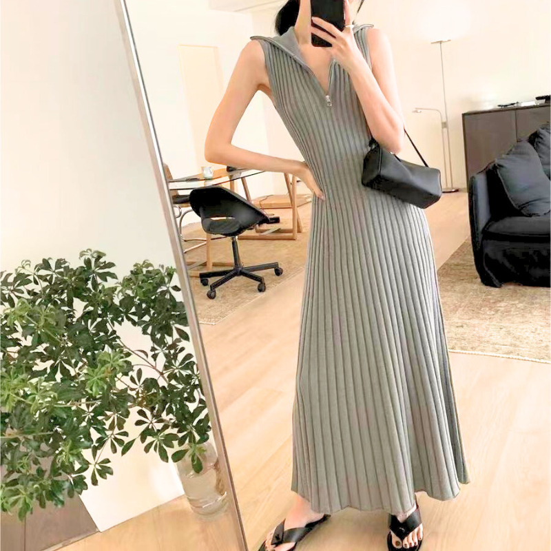 ジップ付きリブニットフレアワンピース グレー 全身ショット