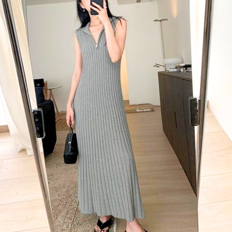 ジップ付きリブニットフレアワンピース グレー 正面シンプルコーデ