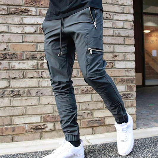 グレージップカーゴパンツを履いた黒トップスコーデ