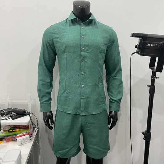 グリーンセットアップを正面から着こなしたリゾートスタイル