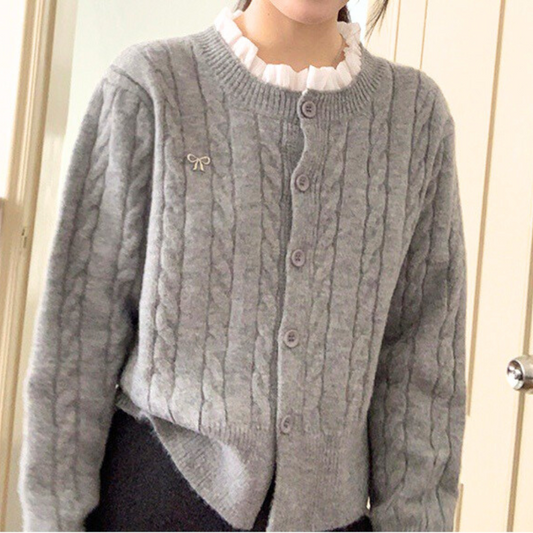 上品なグレージュカラーのフリル袖カーディガンでモテ感アップ