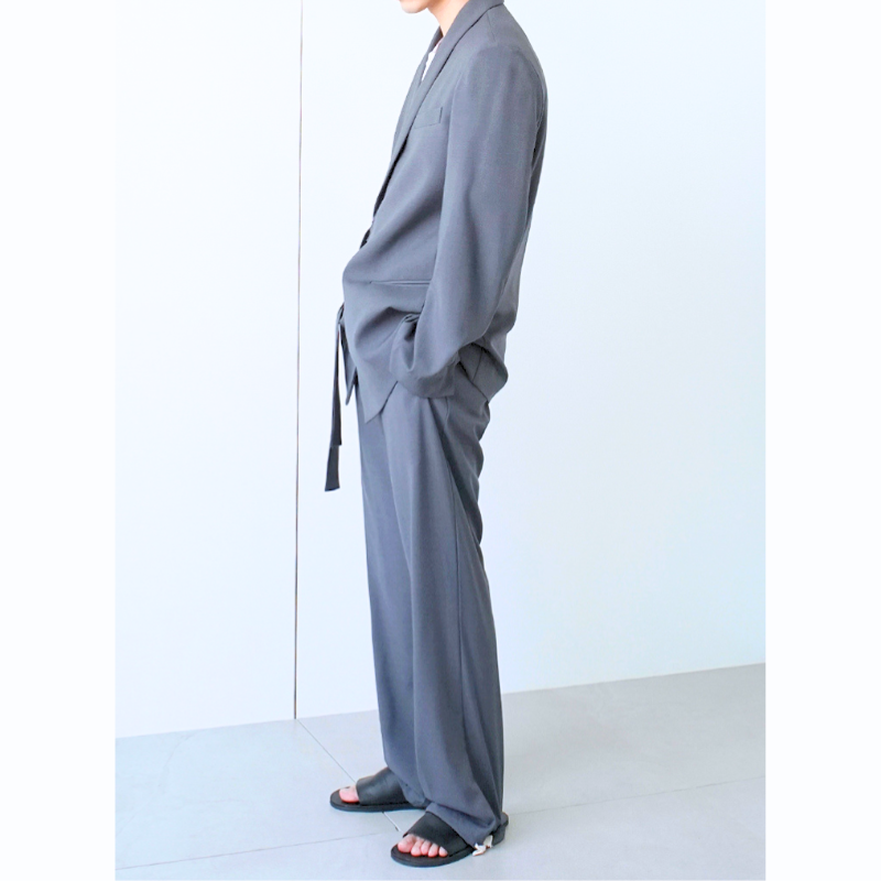 グレージャケットのサイドシルエットとリボン留め