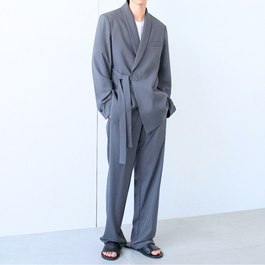 グレーのドローストリングセットアップを着用したモデル全身