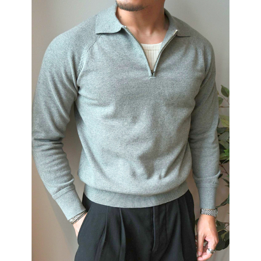 グレーカラーのハーフジップニットセーターを着用した男性モデル(全身)
