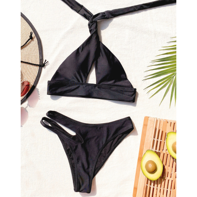 クロスデザインが映える黒ビキニ上下の平置き写真