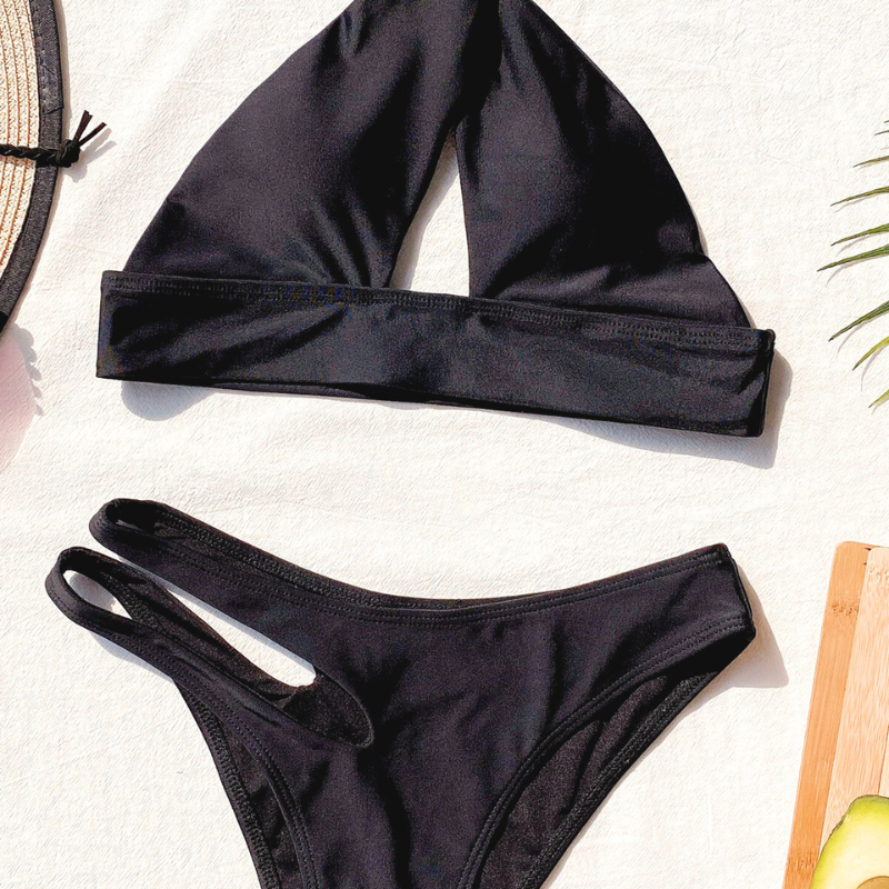 ホルタートップとカット入りショーツがセットの水着