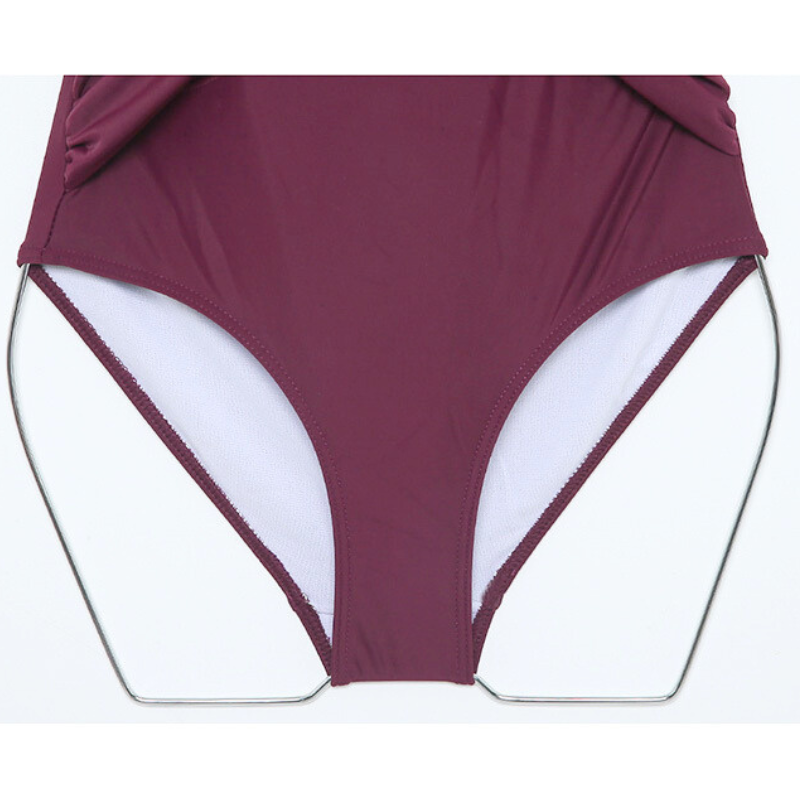 背中をすっきり見せるホルターネックモノキニ