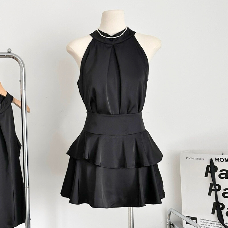 ブラックのホルターネックフレアミニセットアップの商品単体画像