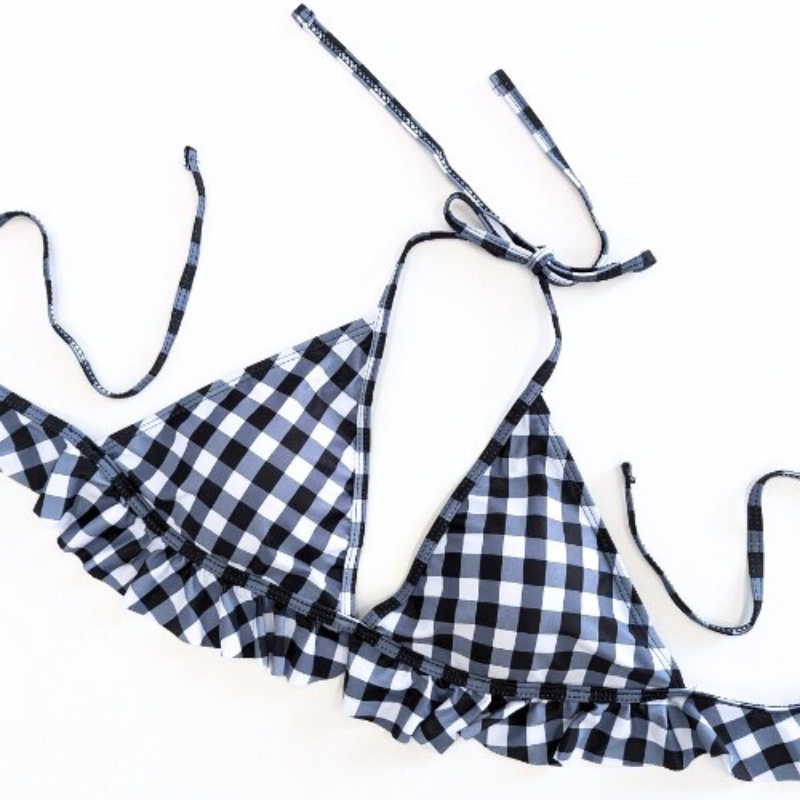 ホルターネックタイプの三角ビキニトップ単体。細ストラップで華奢見せも叶う