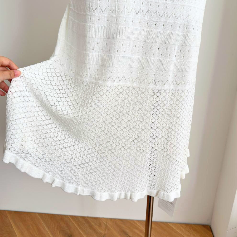 透かし模様が美しいワンピースの裾をアップで撮影