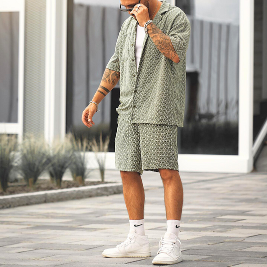 白スニーカーと合わせたヘリンボーン柄セットアップの全身コーディネート(横向き)