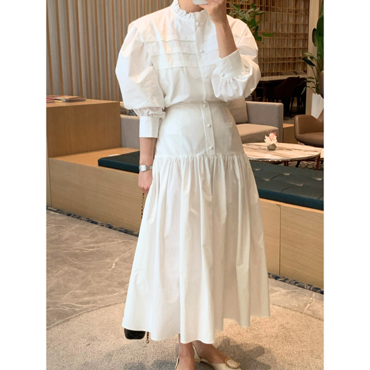 ハイネックフリルの白セットアップを着た女性(全身・正面)