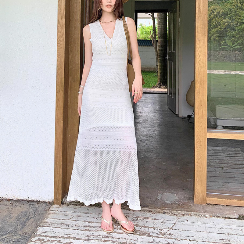 ホテルエントランスでエレガントな佇まいのニットワンピース