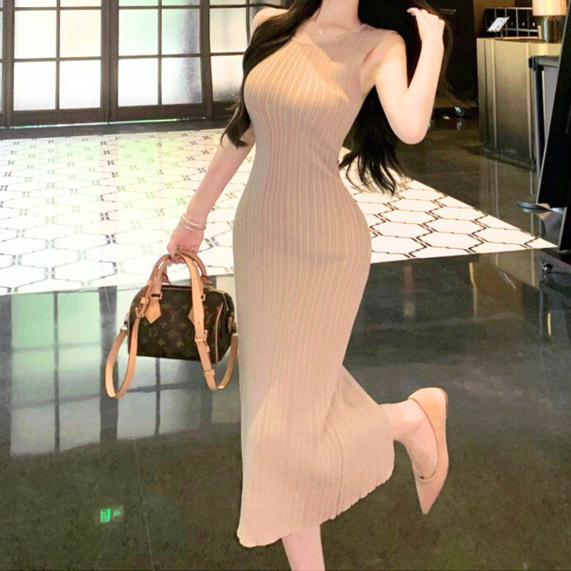 美ラインを際立たせるIラインワンピースで男ウケ抜群のスタイル