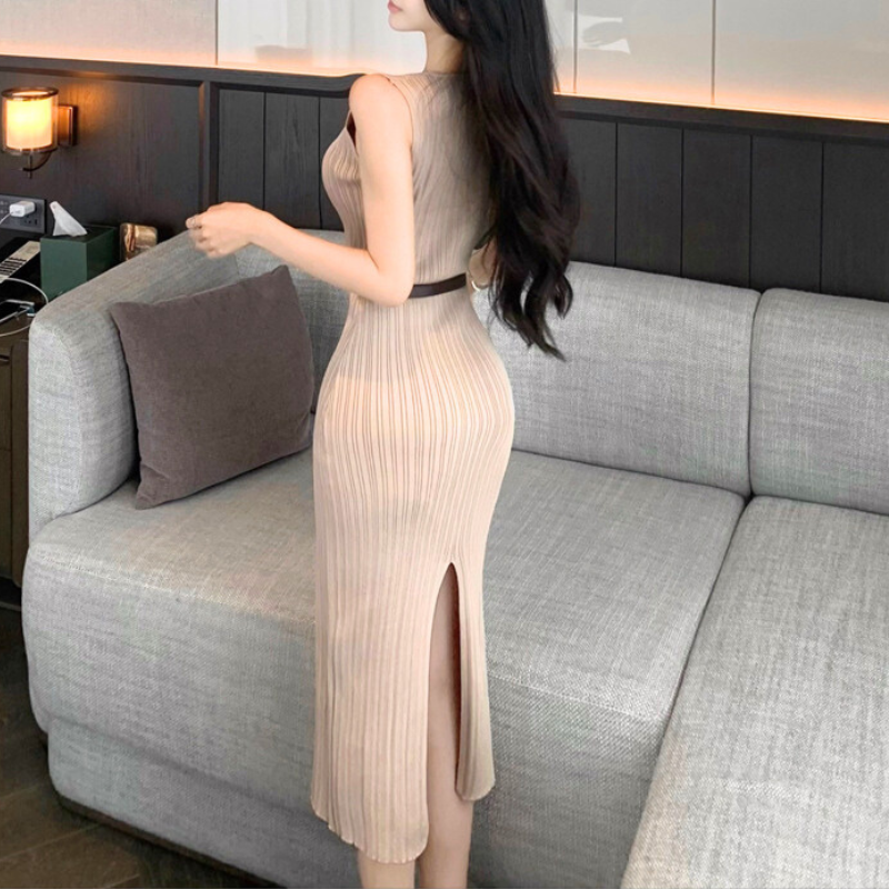 ベルト付きでウエスト細見えが叶うIラインシルエットの夏ワンピース