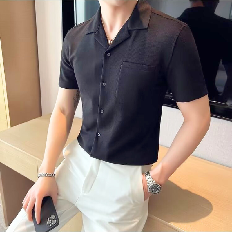 ブラックシャツと白パンツで涼感コーデの男性
